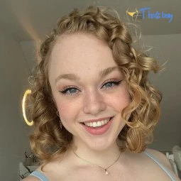 Sarah Calanthe Curvy Cock Tease 😈