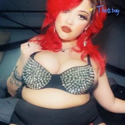 Savannah 🥀 Busty Goth